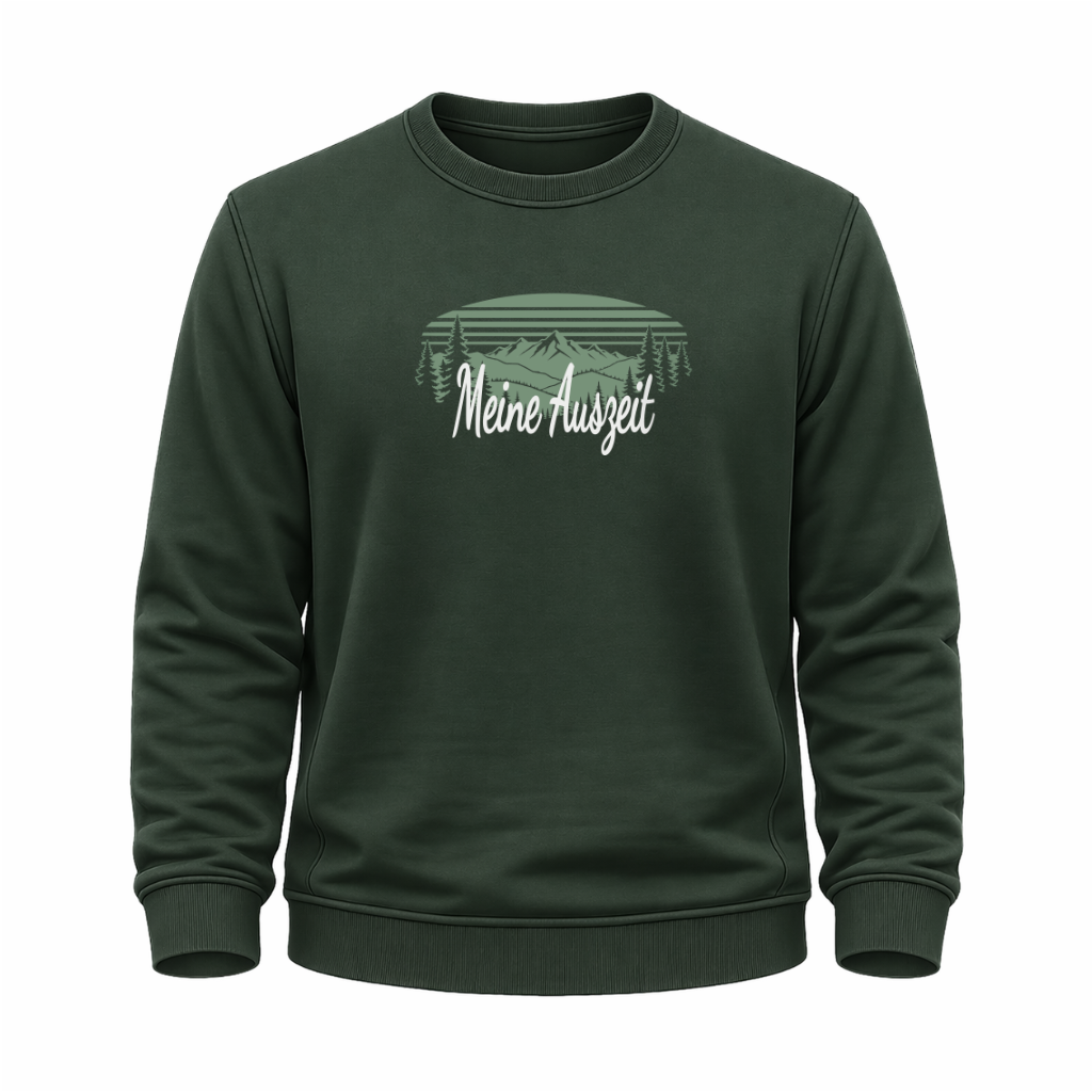 Grünes Wander Sweatshirt mit Spruch „Meine Auszeit“ und Outdoor-Motiv mit Bergen, Wald, Tannen und Sonnenuntergang.