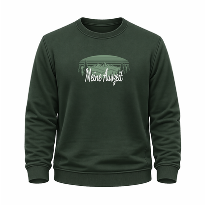 Grünes Wander Sweatshirt mit Spruch „Meine Auszeit“ und Outdoor-Motiv mit Bergen, Wald, Tannen und Sonnenuntergang.