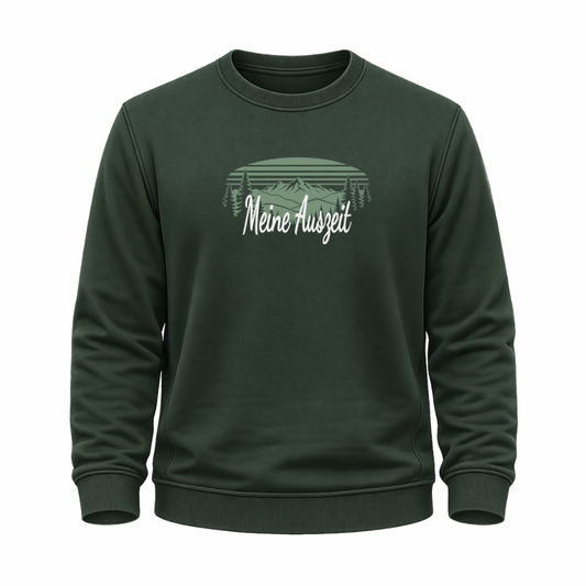 Grünes Wander Sweatshirt mit Spruch „Meine Auszeit“ und Outdoor-Motiv mit Bergen, Wald, Tannen und Sonnenuntergang.
