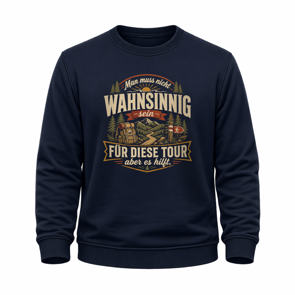 Navy blaues Wander-Sweatshirt mit humorvollem Motiv „Man muss nicht wahnsinnig sein für diese Tour, aber es hilft“, Berglandschaft, Wald, Rucksack und Wegweiser.