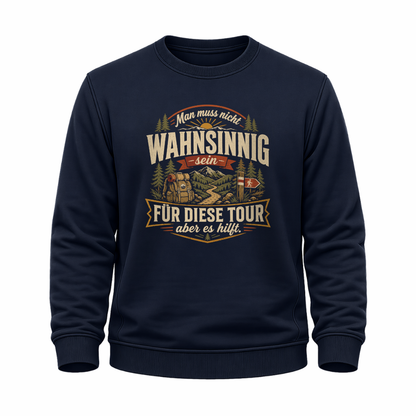 Navy blaues Wander-Sweatshirt mit humorvollem Motiv „Man muss nicht wahnsinnig sein für diese Tour, aber es hilft“, Berglandschaft, Wald, Rucksack und Wegweiser.