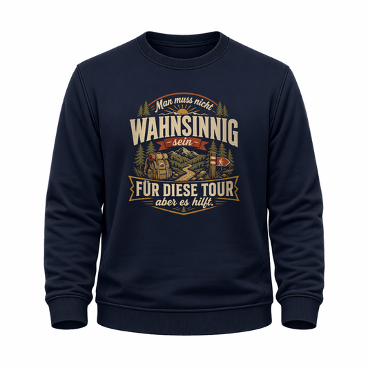 Navy blaues Wander-Sweatshirt mit humorvollem Motiv „Man muss nicht wahnsinnig sein für diese Tour, aber es hilft“, Berglandschaft, Wald, Rucksack und Wegweiser.
