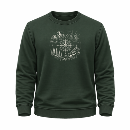 Grünes Wander Sweatshirt mit feinem Kompassmotiv, Bergen, Wald, Sonnenaufgang und geschwungenem Weg.