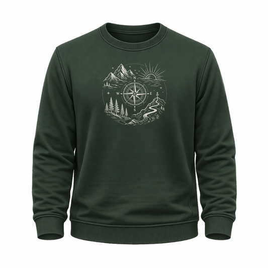 Grünes Wander Sweatshirt mit feinem Kompassmotiv, Bergen, Wald, Sonnenaufgang und geschwungenem Weg.