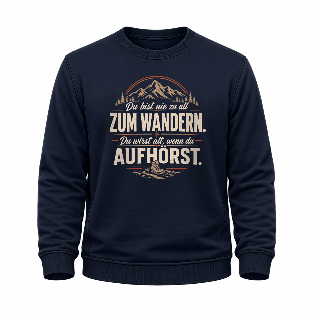 Navy blaues Wander-Sweatshirt mit Spruch „Du bist nie zu alt zum Wandern. Du wirst alt, wenn du aufhörst.“, Bergmotiv, Wald und Wanderschuh.