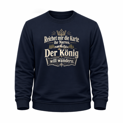 Navi BlauesWander Sweatshirt mit Spruch „Reichet mir die Karte ihr Narren. Der König will wandern.“ und Outdoor-Motiv mit Krone, Bergen, Tannen und Kompass.