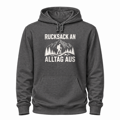 Graues Wander Hoodie mit Aufdruck „Rucksack an, Alltag aus“, Bergen, Tannen und Wanderer.