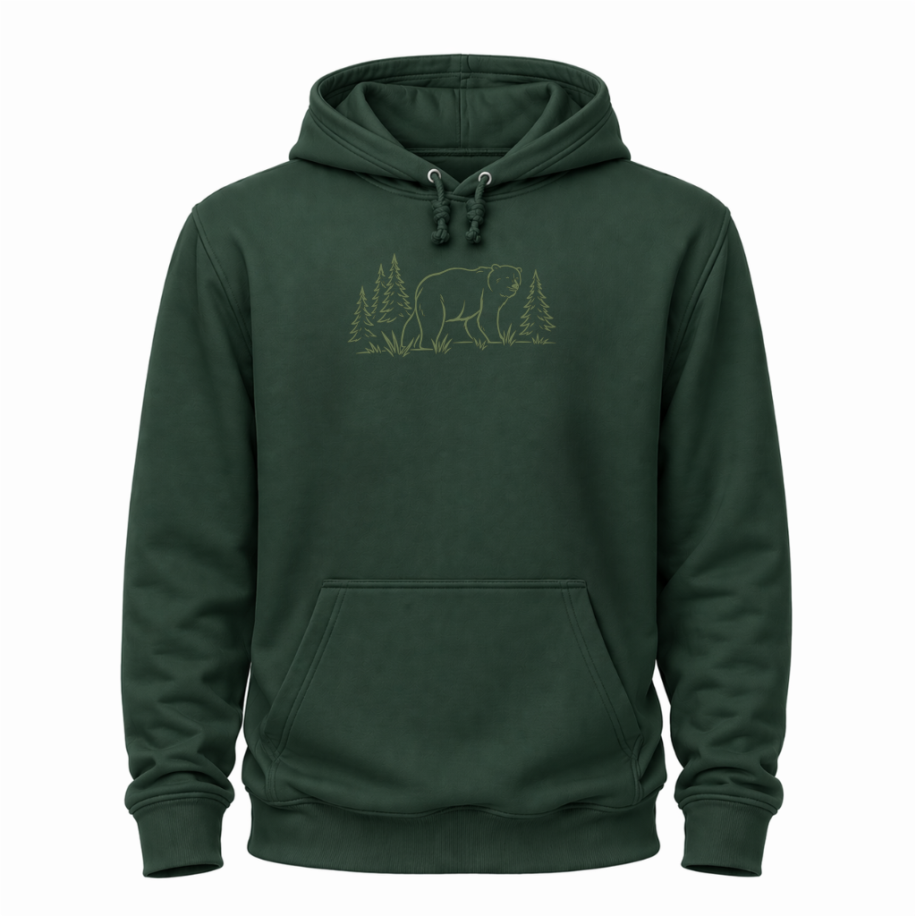 Grünes Wander Hoodie mit Bären-Silhouette, Tannen und ruhigem Waldmotiv.