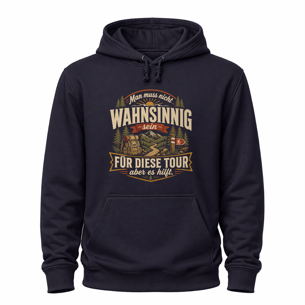 Navy Blaues Wander-Hoodie mit humorvollem Motiv „Man muss nicht wahnsinnig sein für diese Tour, aber es hilft“, Berglandschaft, Wald, Rucksack und Wegweiser.