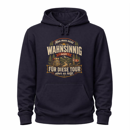 Navy Blaues Wander-Hoodie mit humorvollem Motiv „Man muss nicht wahnsinnig sein für diese Tour, aber es hilft“, Berglandschaft, Wald, Rucksack und Wegweiser.