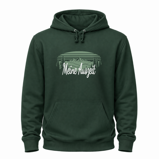 Grünes Wander Hoodie mit Spruch „Meine Auszeit“ und Outdoor-Motiv mit Bergen, Wald, Tannen und Sonnenuntergang.