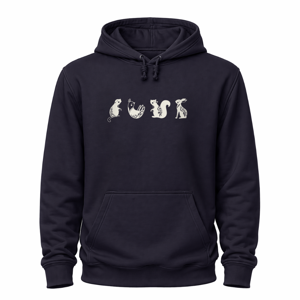 Blaues Hoodie mit kleinen Waldtieren als dezente Liniengrafik.