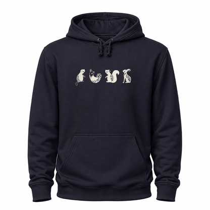 Blaues Hoodie mit kleinen Waldtieren als dezente Liniengrafik.