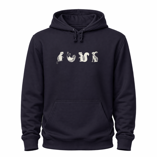 Blaues Hoodie mit kleinen Waldtieren als dezente Liniengrafik.